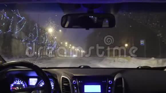 冬天在夜城开车出租车上的风景视频的预览图