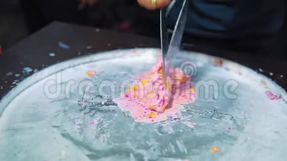用龙果和马拉库雅制作天然水果冰淇淋特写视频的预览图