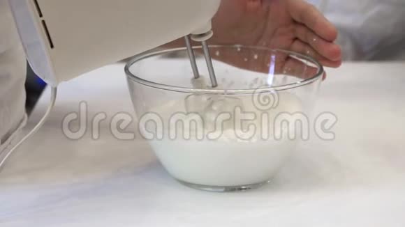 搅拌机搅拌白色奶油视频的预览图