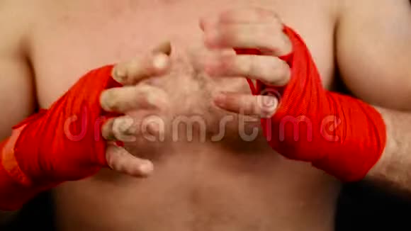贴身男拳手用红色包裹收紧手腕视频的预览图
