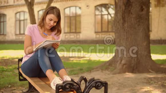 年轻女子在大学附近学习视频的预览图