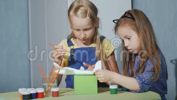 两个小朋友一起画飞机的模型儿童发展游戏视频的预览图