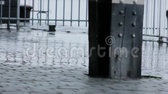 在码头下雨视频的预览图