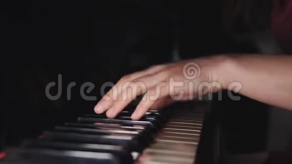 在生锈的钢琴琴键上合上女钢琴手的手指手臂独奏音乐视频的预览图