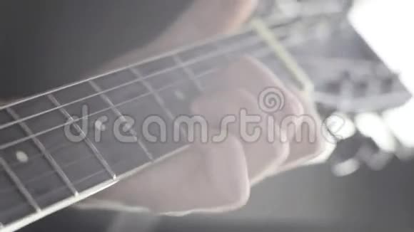 弹吉他视频的预览图