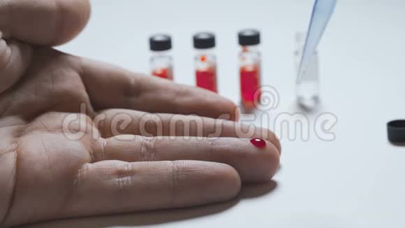 医生在实验室用男性手取血样视频的预览图