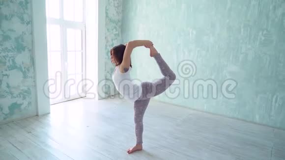 年轻女孩做瑜伽伸展课健康的生活方式做伸展运动的女孩做劈叉视频的预览图