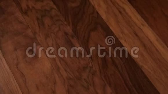 摄像机沿着地板移动覆盖着一层棕色木制纹理的叠层镶木视频的预览图