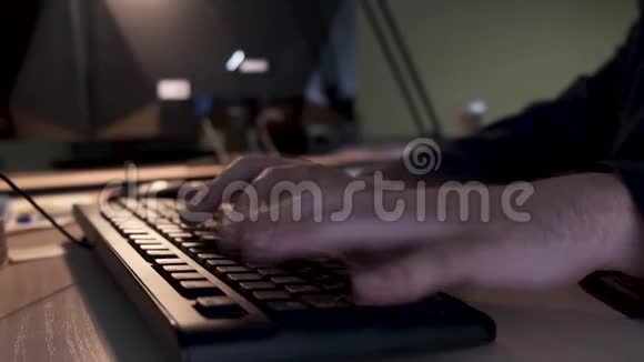 在办公室的一张木桌上用电脑键盘打字管理理念视频的预览图