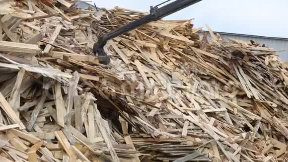 原木生物燃料生产机器装载木材碾碎木屑视频的预览图
