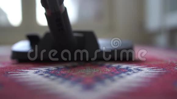 家庭主妇在家吸尘地毯慢动作视频的预览图