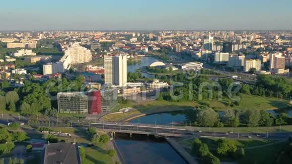 明斯克贝拉鲁斯六月2019年空中无人机拍摄市中心阳光明媚的一天从上面的街道视频的预览图