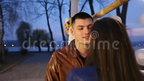 帅哥男女在公园里浪漫约会接吻视频的预览图