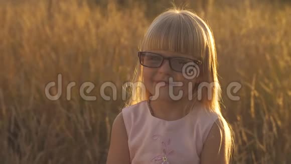 日落时戴眼镜的小女孩视频的预览图