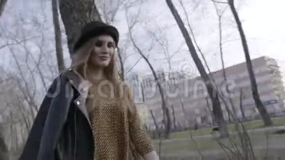 迷人的年轻女子在公园里享受着日落的时光行动戴着帽子的美女走进来视频的预览图