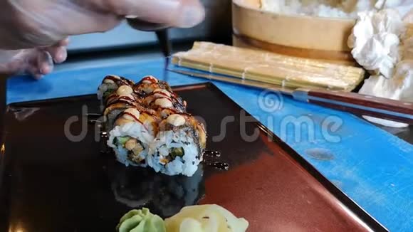 烹饪制作新鲜美味的木和黑吉里寿司视频的预览图