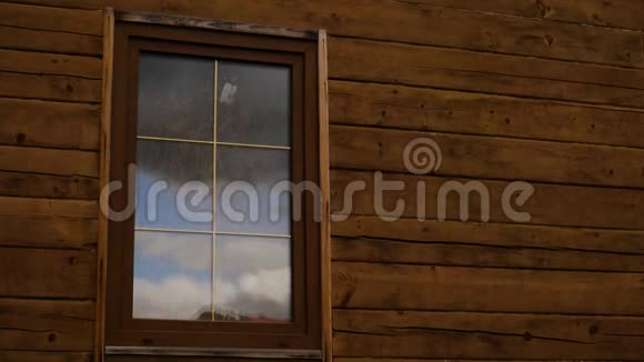 木屋玻璃窗上带着云的倒影快速移动的云时间安排视频的预览图