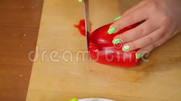 女用手拿刀在木板上切红辣椒时间跨度视频的预览图