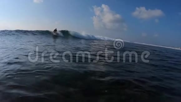 女孩冲浪者乘坐海浪视频的预览图