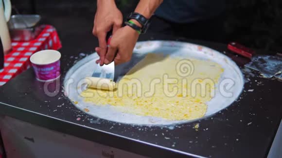 慢动作冰淇淋卷在冷冻锅街头食品泰国视频的预览图