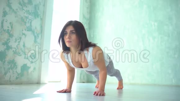 女运动员在健身房锻炼肌肉发达的年轻女人做俯卧撑视频的预览图