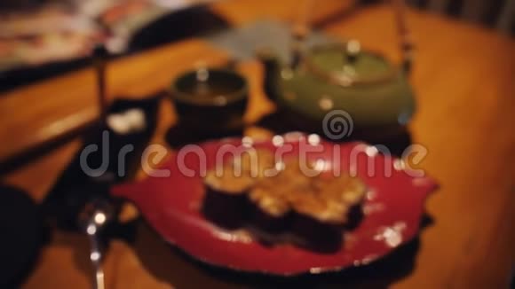 一位女士在日本餐馆的智能手机上拍了一张甜点的照片视频的预览图
