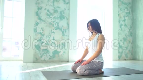 练习瑜伽美丽的少女在运动服训练瑜伽位置在健康俱乐部灵活的女性视频的预览图