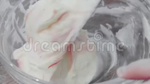 在碗里搅拌奶油视频的预览图