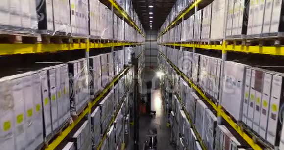 叉车将货物放在仓库的货架上仓库里的工作叉车视频的预览图