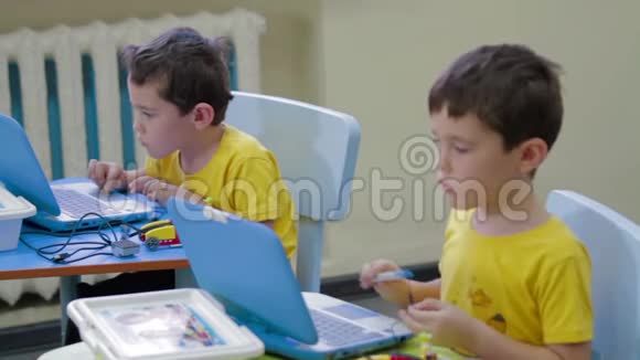 孩子们在幼儿园用笔记本电脑打字视频的预览图