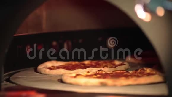 几个披萨在旋转视频的预览图