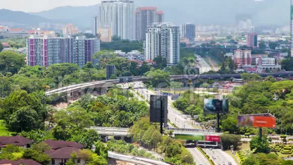 在炎热阳光明媚的日子里吉隆坡城市繁忙的街道视频的预览图