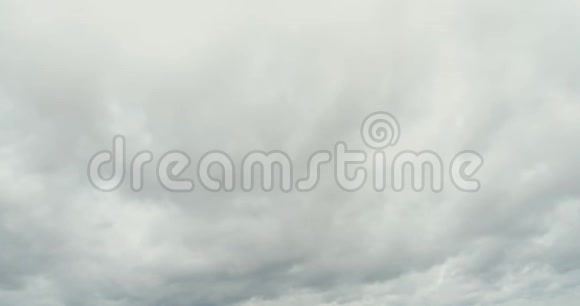 天空中灰云的移动视频的预览图
