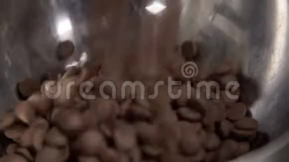 将巧克力倒入碗中进行回火工厂糖果生产技术视频的预览图