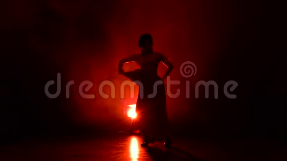 阿根廷弗拉门戈的舞者红色背景剪影慢动作视频的预览图