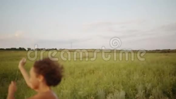 带着风筝在路上奔跑的女孩视频的预览图