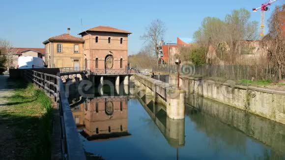 波洛尼亚河锁巴蒂菲罗纳维尔运河是意大利城市的历史地标视频的预览图
