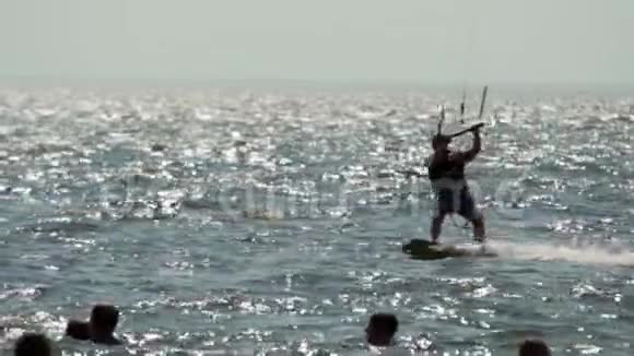 湖边的剪影风筝慢动作视频的预览图