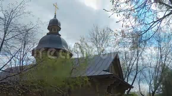 4K时间推移基辅市的公园里有一座带有金色十字架的老式俄罗斯式木制教堂视频的预览图