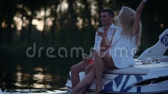 快乐的恋人晚上在河上划船情侣们喜欢在水中散步视频的预览图