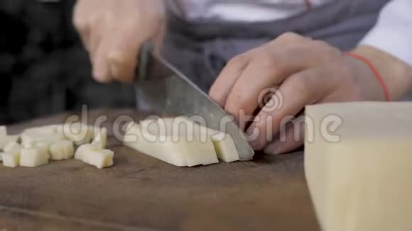 人在木板上切奶酪视频的预览图