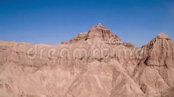在沙漠中的空中飞行越过尖锐的沙质悬崖山脉视频的预览图
