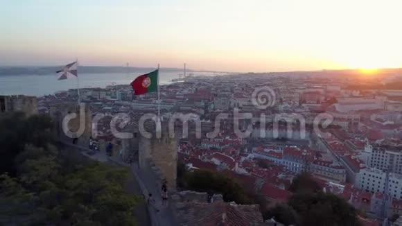 日落时分里斯本古老堡垒的空中镜头视频的预览图
