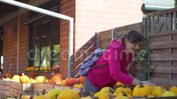 妇女在农贸市场购买新鲜南瓜视频的预览图