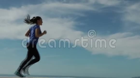 女人在蓝天上奔跑视频的预览图