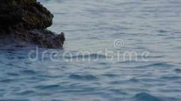 靠近海洋水面左角有岩石视频的预览图
