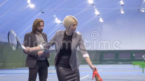 女商人打网球视频的预览图