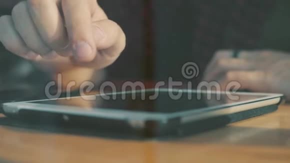 博主在咖啡馆的平板电脑上键入文字视频的预览图