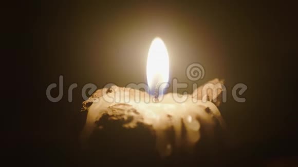 在黑暗的房间里在桌上的烛台上点燃蜡烛视频的预览图