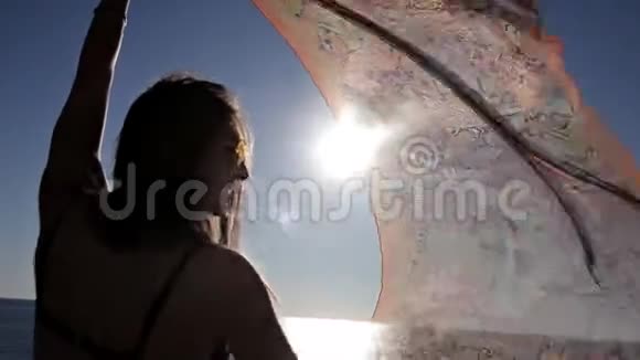 女孩坐在脂肪上俯瞰大海为相机摆姿势视频的预览图
